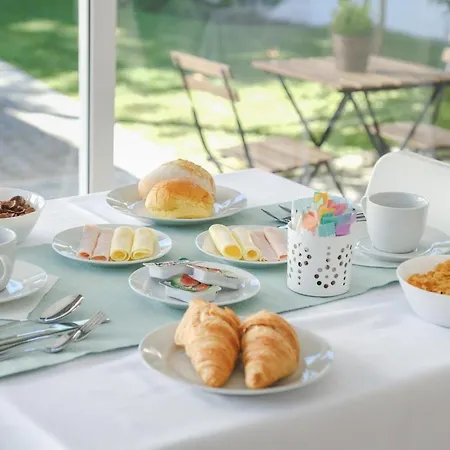 4u Vi Airport * ליסבון